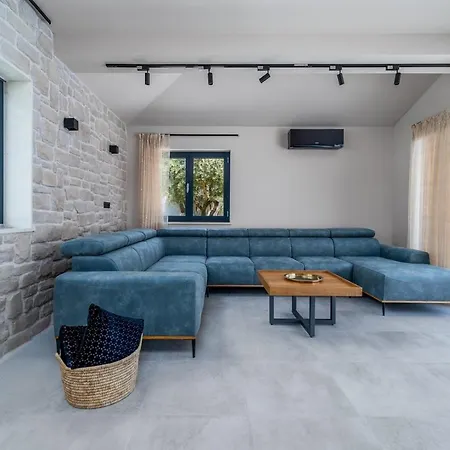 Neven: Luxury With Heated Pool And Wine Cellar Villa Seoca