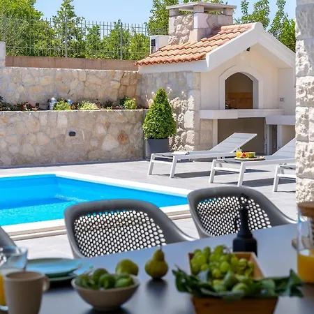 Neven: Luxury With Heated Pool And Wine Cellar Villa *