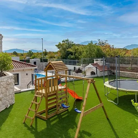 Neven: Luxury With Heated Pool And Wine Cellar *