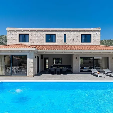 Neven: Luxury With Heated Pool And Wine Cellar *