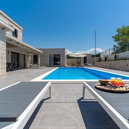 Stylish Neven With 44sqm Heated Private Pool, 4 En-suite Bedrooms, 2 Living And Dining Areas, Wine Cellar Vila