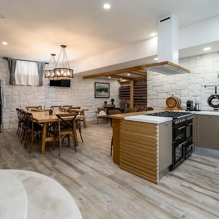 Stylish Neven With 44sqm Heated Private Pool, 4 En-suite Bedrooms, 2 Living And Dining Areas, Wine Cellar