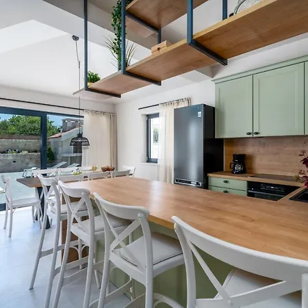 Vila Stylish Neven With 44sqm Heated Private Pool, 4 En-suite Bedrooms, 2 Living And Dining Areas, Wine Cellar Seoca