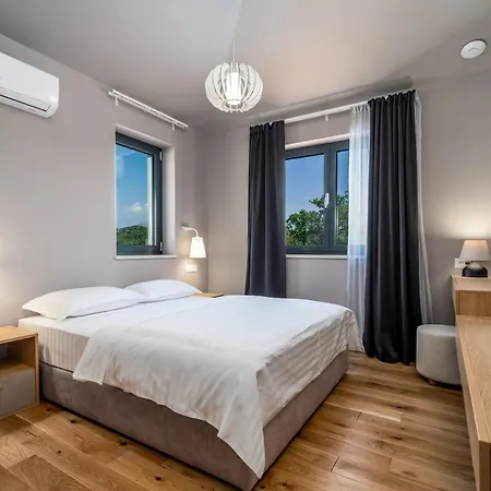 Vila Stylish Neven With 44sqm Heated Private Pool, 4 En-suite Bedrooms, 2 Living And Dining Areas, Wine Cellar *