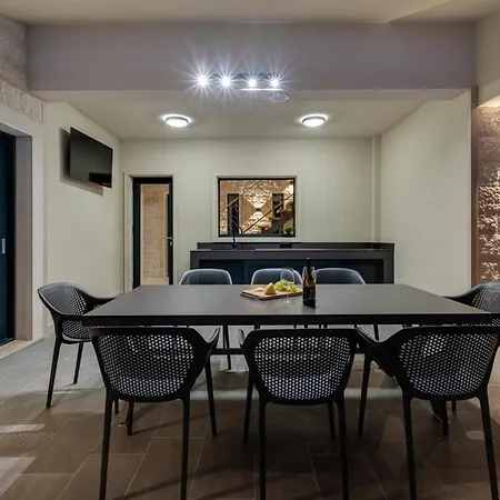 Vila Stylish Neven With 44sqm Heated Private Pool, 4 En-suite Bedrooms, 2 Living And Dining Areas, Wine Cellar *