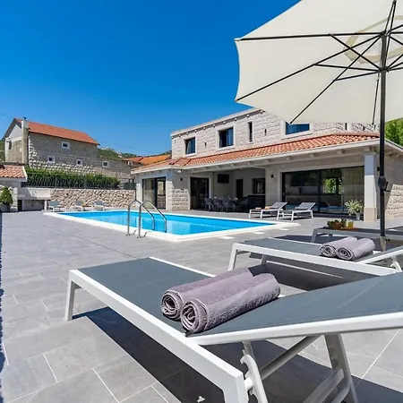 Stylish Neven With 44sqm Heated Private Pool, 4 En-suite Bedrooms, 2 Living And Dining Areas, Wine Cellar Seoca