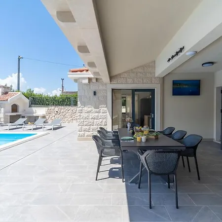 Stylish Neven With 44sqm Heated Private Pool, 4 En-suite Bedrooms, 2 Living And Dining Areas, Wine Cellar Vila