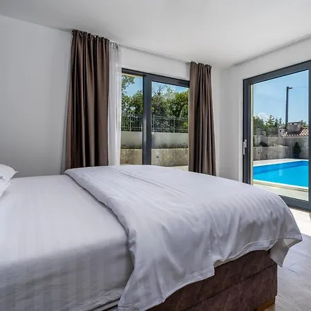 Stylish Neven With 44sqm Heated Private Pool, 4 En-suite Bedrooms, 2 Living And Dining Areas, Wine Cellar Vila *