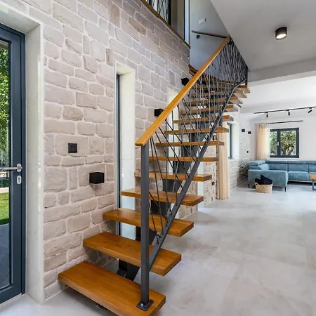 Stylish Neven With 44sqm Heated Private Pool, 4 En-suite Bedrooms, 2 Living And Dining Areas, Wine Cellar * Seoca