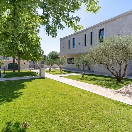 Stylish Neven With 44sqm Heated Private Pool, 4 En-suite Bedrooms, 2 Living And Dining Areas, Wine Cellar *
