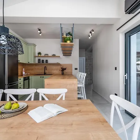 Vila Stylish Neven With 44sqm Heated Private Pool, 4 En-suite Bedrooms, 2 Living And Dining Areas, Wine Cellar *