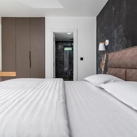 Stylish Neven With 44sqm Heated Private Pool, 4 En-suite Bedrooms, 2 Living And Dining Areas, Wine Cellar Vila Seoca