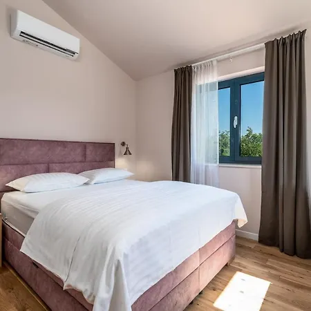 Stylish Neven With 44sqm Heated Private Pool, 4 En-suite Bedrooms, 2 Living And Dining Areas, Wine Cellar Vila *