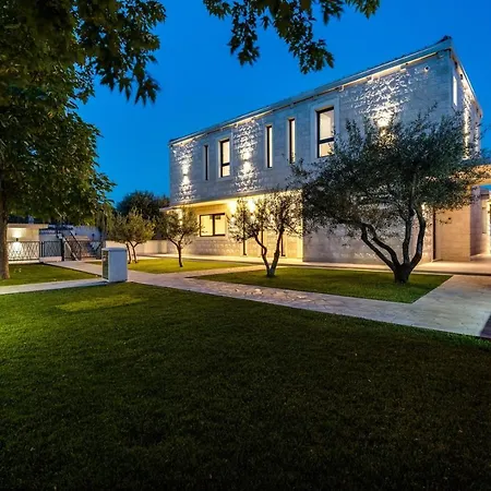 Vila Stylish Neven With 44sqm Heated Private Pool, 4 En-suite Bedrooms, 2 Living And Dining Areas, Wine Cellar