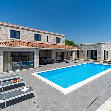 Stylish Neven With 44sqm Heated Private Pool, 4 En-suite Bedrooms, 2 Living And Dining Areas, Wine Cellar * Seoca