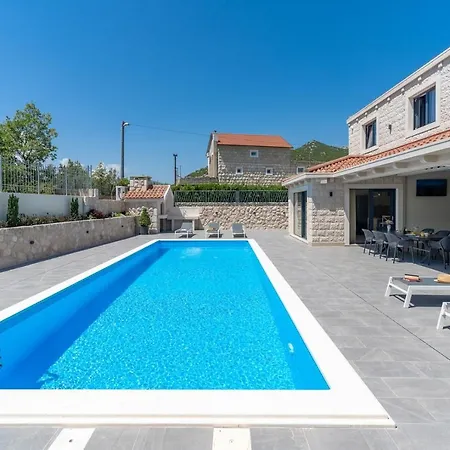 Stylish Neven With 44sqm Heated Private Pool, 4 En-suite Bedrooms, 2 Living And Dining Areas, Wine Cellar Vila Seoca