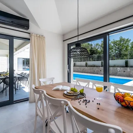 Stylish Neven With 44sqm Heated Private Pool, 4 En-suite Bedrooms, 2 Living And Dining Areas, Wine Cellar *