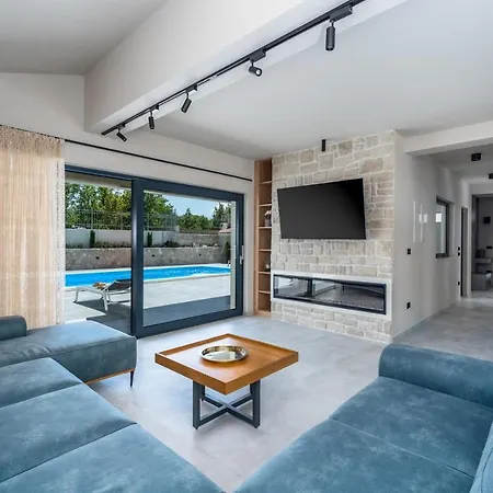 Stylish Neven With 44sqm Heated Private Pool, 4 En-suite Bedrooms, 2 Living And Dining Areas, Wine Cellar Vila *