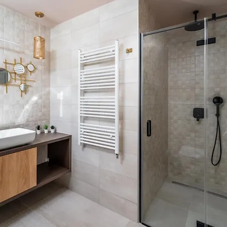 Stylish Neven With 44sqm Heated Private Pool, 4 En-suite Bedrooms, 2 Living And Dining Areas, Wine Cellar *