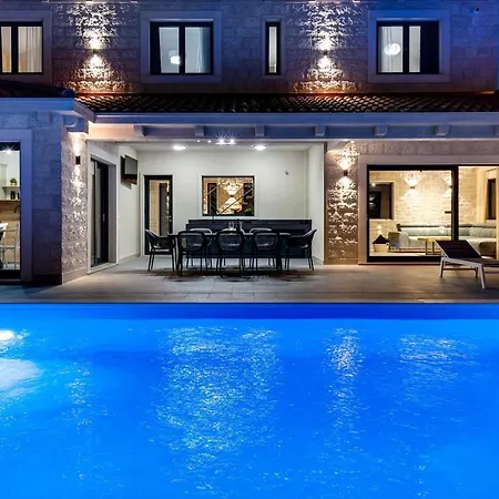 Stylish Neven With 44sqm Heated Private Pool, 4 En-suite Bedrooms, 2 Living And Dining Areas, Wine Cellar *