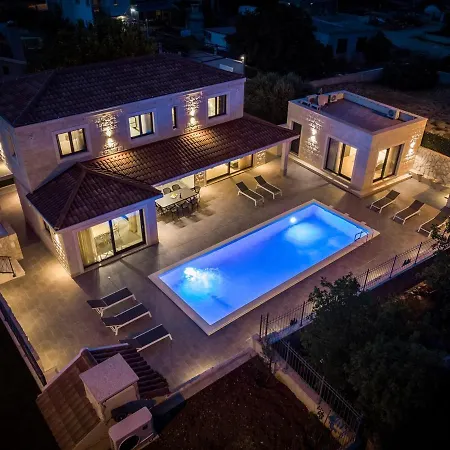 Stylish Neven With 44sqm Heated Private Pool, 4 En-suite Bedrooms, 2 Living And Dining Areas, Wine Cellar * Seoca