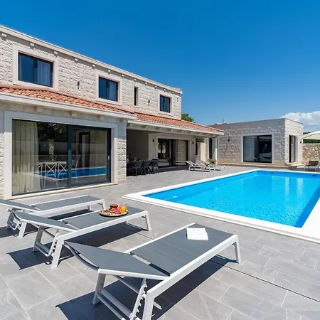 Stylish Neven With 44sqm Heated Private Pool, 4 En-suite Bedrooms, 2 Living And Dining Areas, Wine Cellar Vila