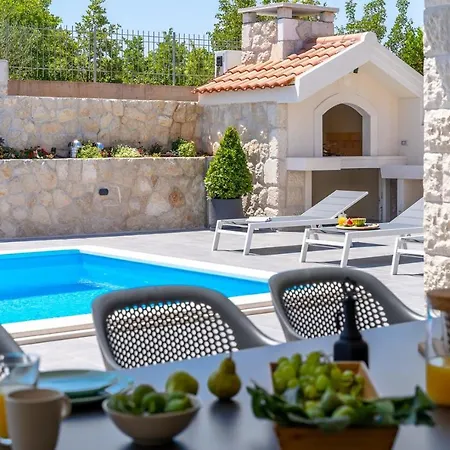 Stylish Neven With 44sqm Heated Private Pool, 4 En-suite Bedrooms, 2 Living And Dining Areas, Wine Cellar Vila *
