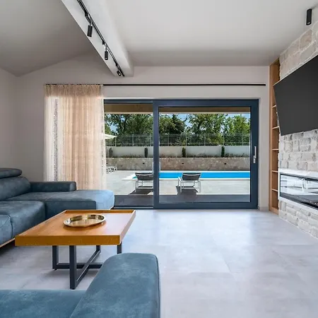 Stylish Neven With 44sqm Heated Private Pool, 4 En-suite Bedrooms, 2 Living And Dining Areas, Wine Cellar Vila *