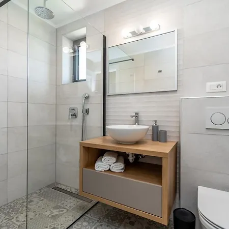 Stylish Neven With 44sqm Heated Private Pool, 4 En-suite Bedrooms, 2 Living And Dining Areas, Wine Cellar Vila