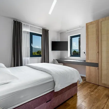Stylish Neven With 44sqm Heated Private Pool, 4 En-suite Bedrooms, 2 Living And Dining Areas, Wine Cellar