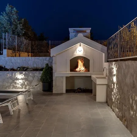 Stylish Neven With 44sqm Heated Private Pool, 4 En-suite Bedrooms, 2 Living And Dining Areas, Wine Cellar Vila