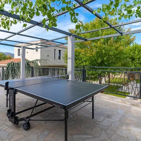 Stylish Neven With 44sqm Heated Private Pool, 4 En-suite Bedrooms, 2 Living And Dining Areas, Wine Cellar *