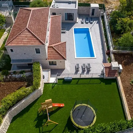 Stylish Neven With 44sqm Heated Private Pool, 4 En-suite Bedrooms, 2 Living And Dining Areas, Wine Cellar Vila *