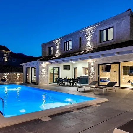 Vila Stylish Neven With 44sqm Heated Private Pool, 4 En-suite Bedrooms, 2 Living And Dining Areas, Wine Cellar